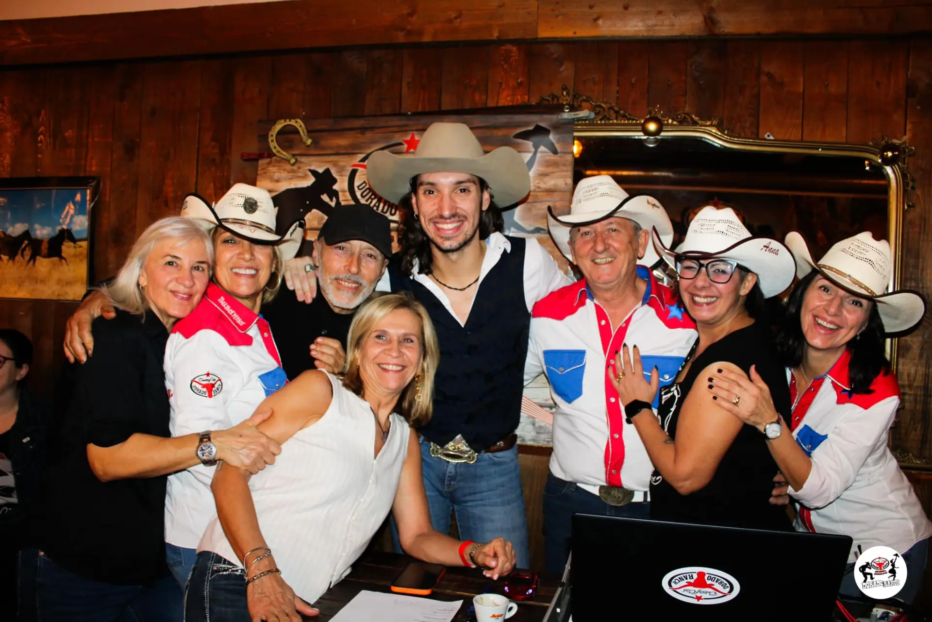 Johnny Rossato umgeben von lächelnden Mitgliedern des Clubs Dorado Ranch Country Dance